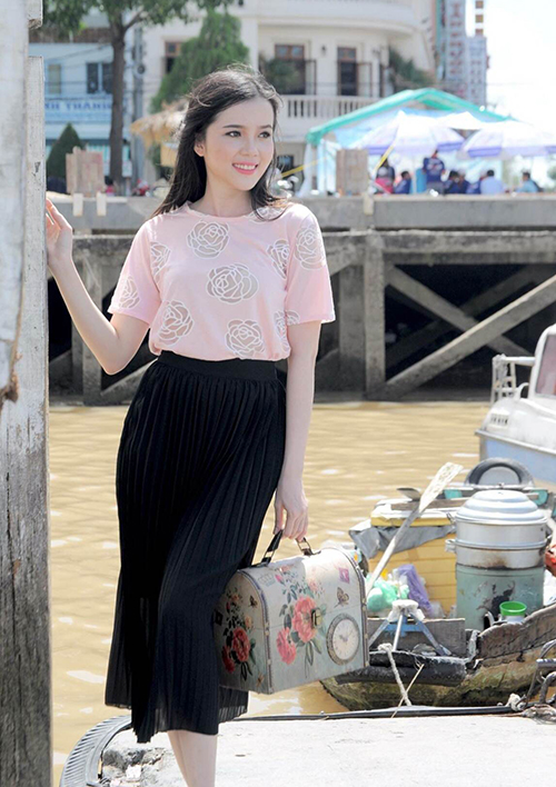 Bộ[-]ảnh[-]hoa[-]khôi[-]Huỳnh[-]Thúy[-]Vi[-]tạo[-]dáng[-]xinh[-]bên[-]bến[-]Ninh[-]Kiều